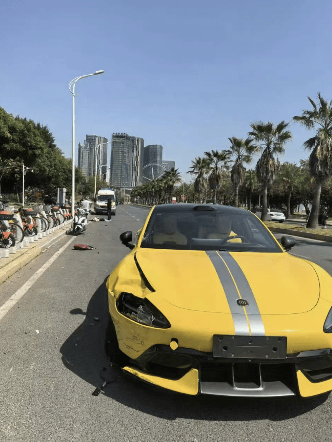 小米SU7 Ultra狂飙140km/h撞飞电动车引热议<strong></p>
<p>币果</strong>，如何避免类似悲剧重演？｜热财经