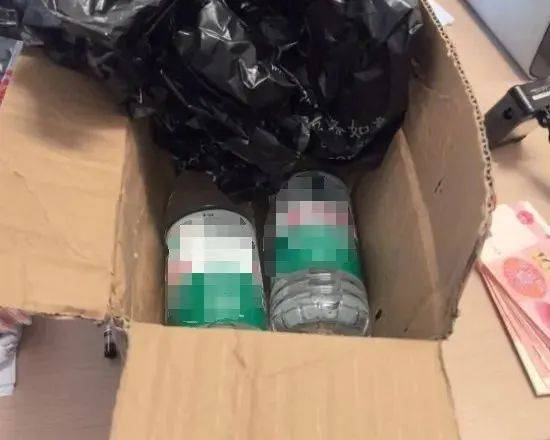 快递当场开箱:108000元现金<strong></p>
<p>名朋圈币</strong>!浙江男子傻眼了