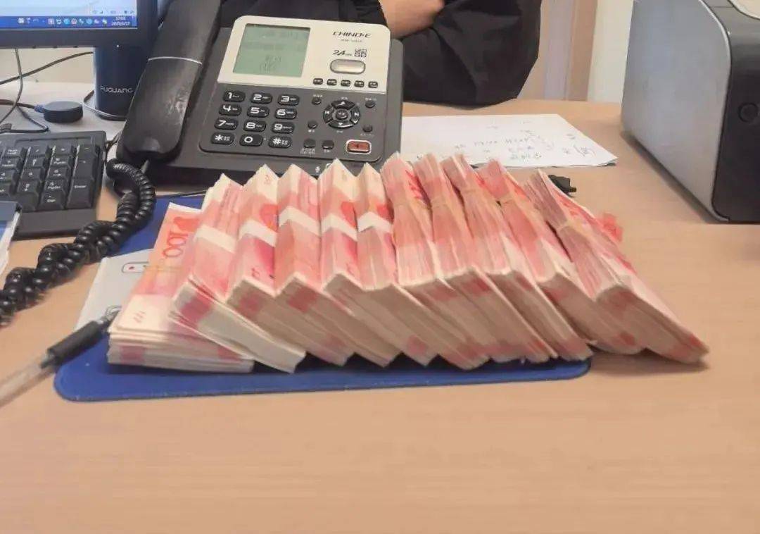 快递当场开箱:108000元现金<strong></p>
<p>名朋圈币</strong>!浙江男子傻眼了