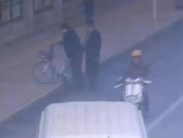 骑自行车碰瓷！北京一六旬男子骗取25人共4.6万余元<strong></p>
<p>名朋圈币</strong>，法院判了