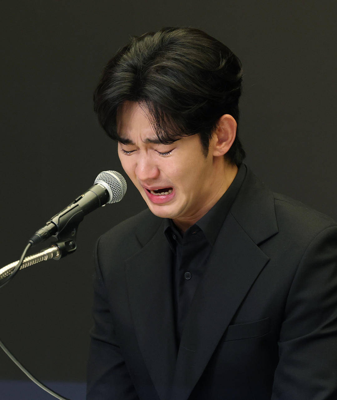 金秀贤为何在记者会上多次喝水<strong></p>
<p>炒币故事</strong>，网友请DeepSeek解读