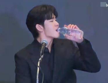 金秀贤为何在记者会上多次喝水<strong></p>
<p>炒币故事</strong>，网友请DeepSeek解读