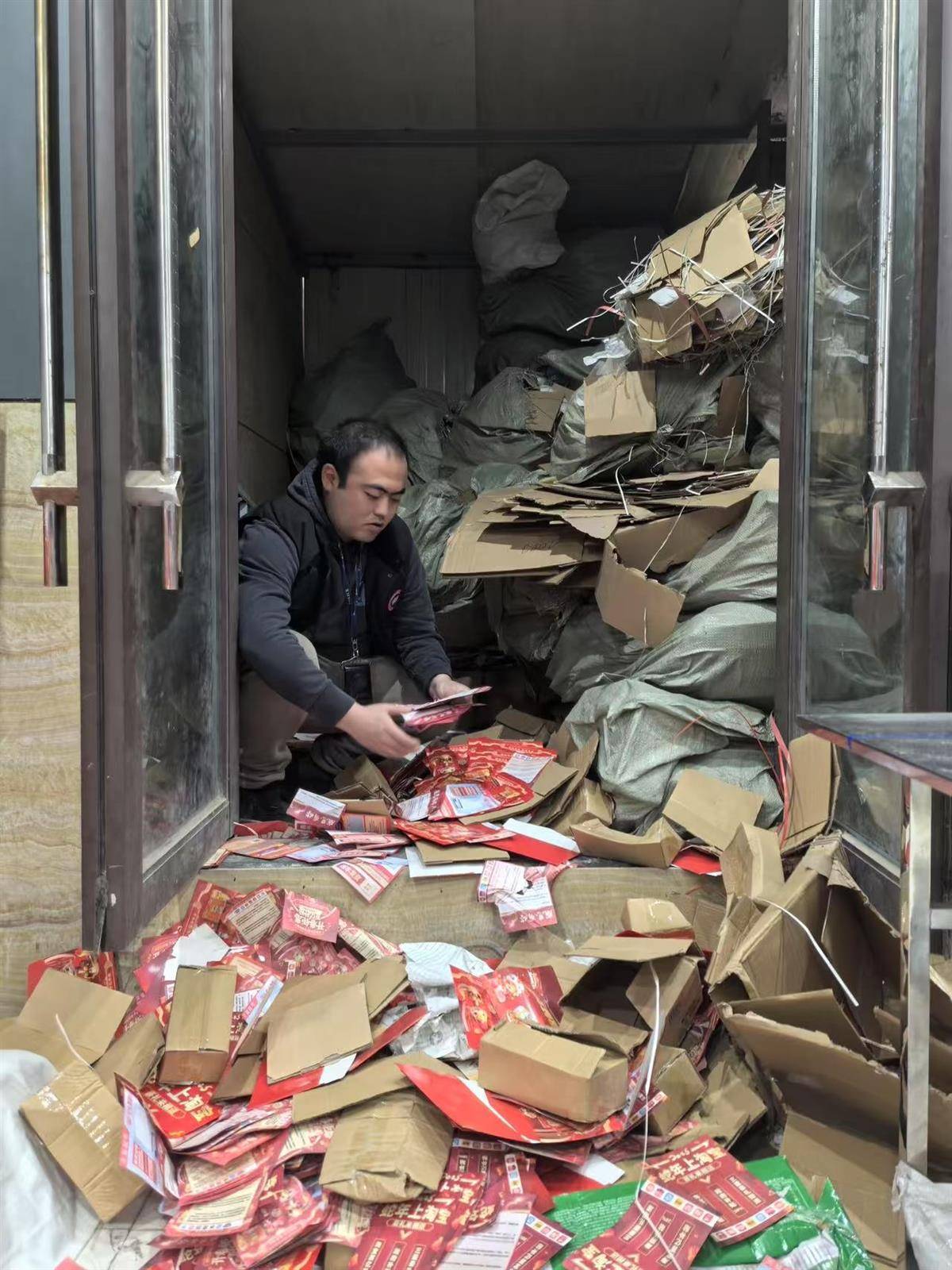 他发出的81万件快递全是电诈卡片！武汉江岸警方破获特大诈骗案