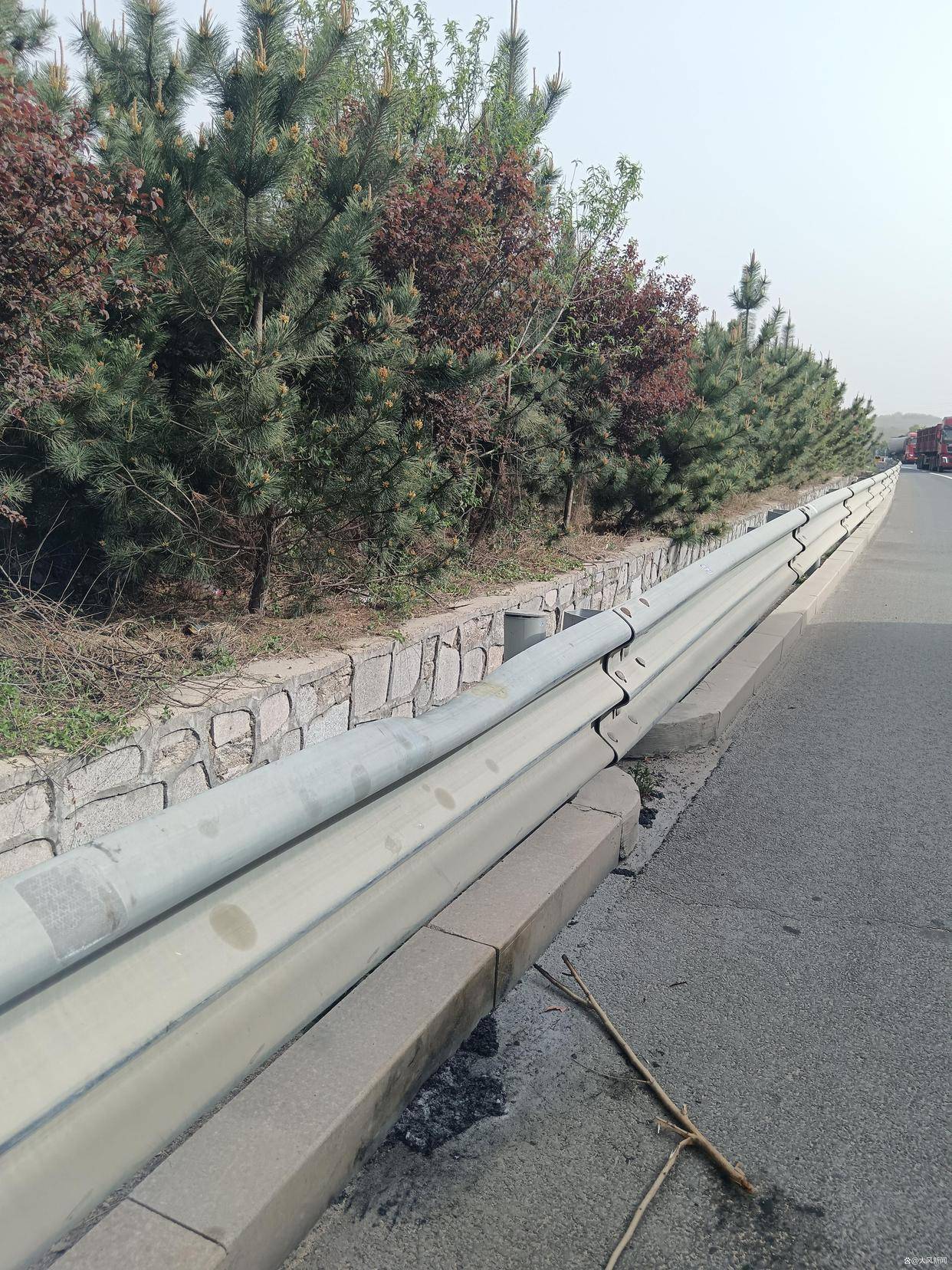 汽修店老板道路救援支千斤顶<strong></p>
<p>c币交易</strong>，大货车箱体侧翻致其身亡；五莲县警方：不属车祸建议自诉