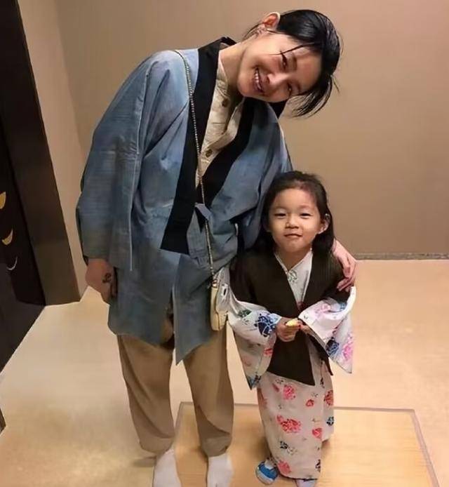 大S儿女回北京<strong></p>
<p>炒币风险</strong>,张兰拉着小玥儿逛街,网友夸汪小菲好帅