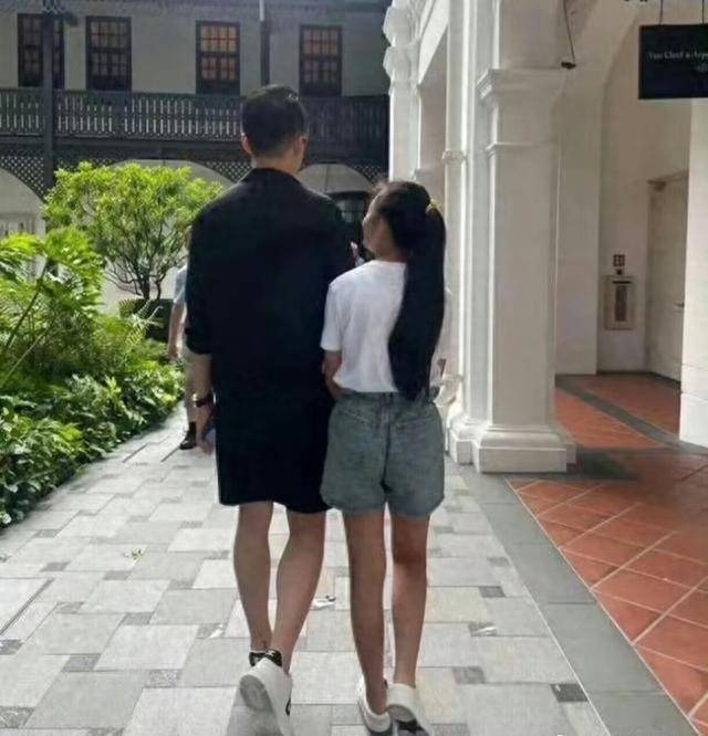 大S儿女回北京<strong></p>
<p>炒币风险</strong>,张兰拉着小玥儿逛街,网友夸汪小菲好帅