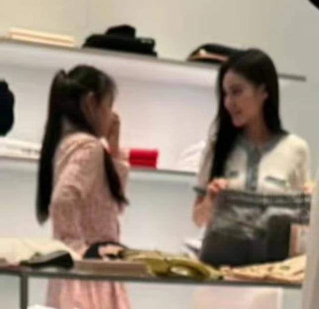 大S儿女回北京<strong></p>
<p>炒币风险</strong>,张兰拉着小玥儿逛街,网友夸汪小菲好帅