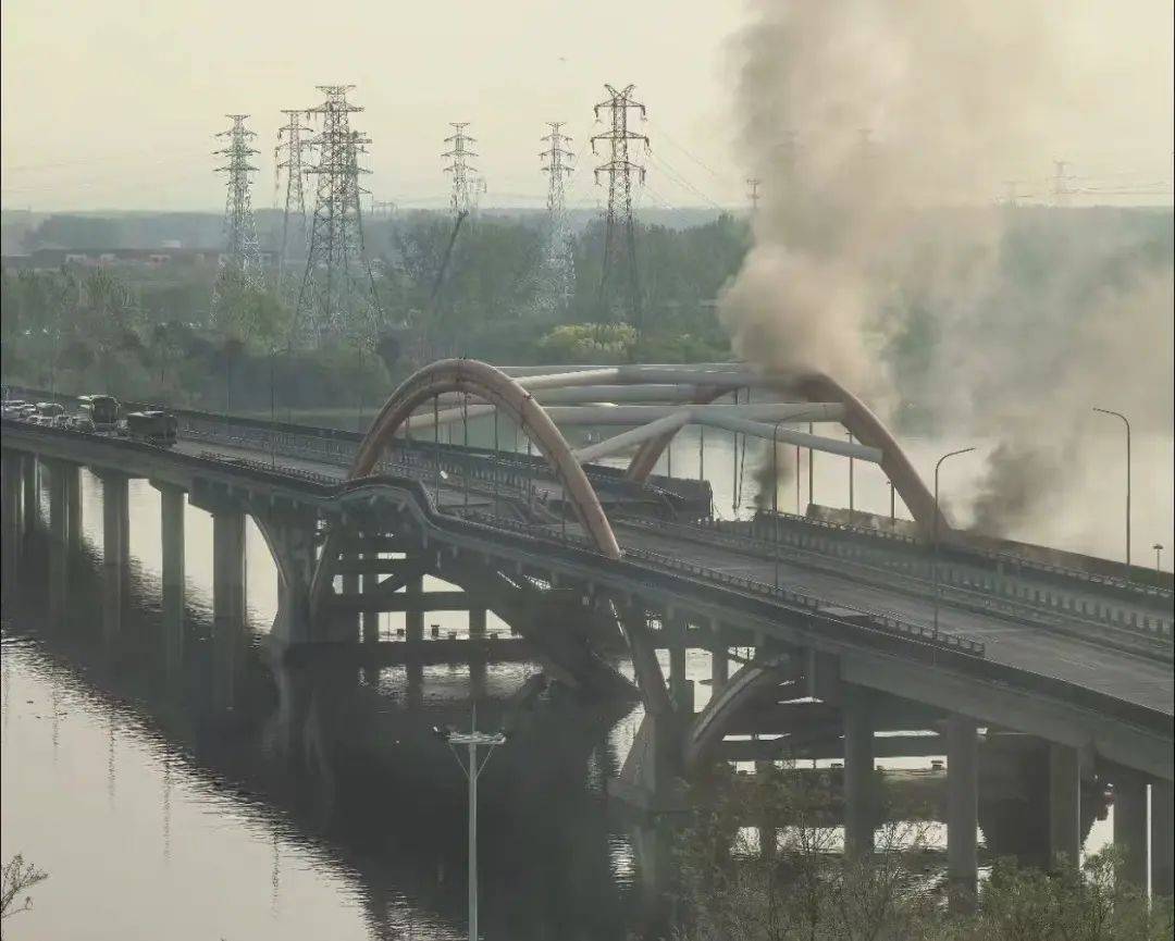 北京潮白河大桥部分路段起火坍塌<strong></p>
<p>今日币圈行情</strong>，官方：原因正调查