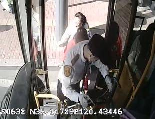 “您和孩子先上车<strong></p>
<p>炒币亏惨</strong>，车子我来搬! ” 青岛公交司机亲情化服务获点赞