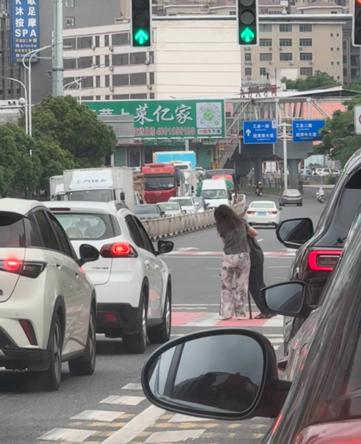 赣州女司机下车搀扶老人过马路<strong></p>
<p>炒币亏惨</strong>,所有车辆等候4分钟,目击者:静静等待,没人按喇叭