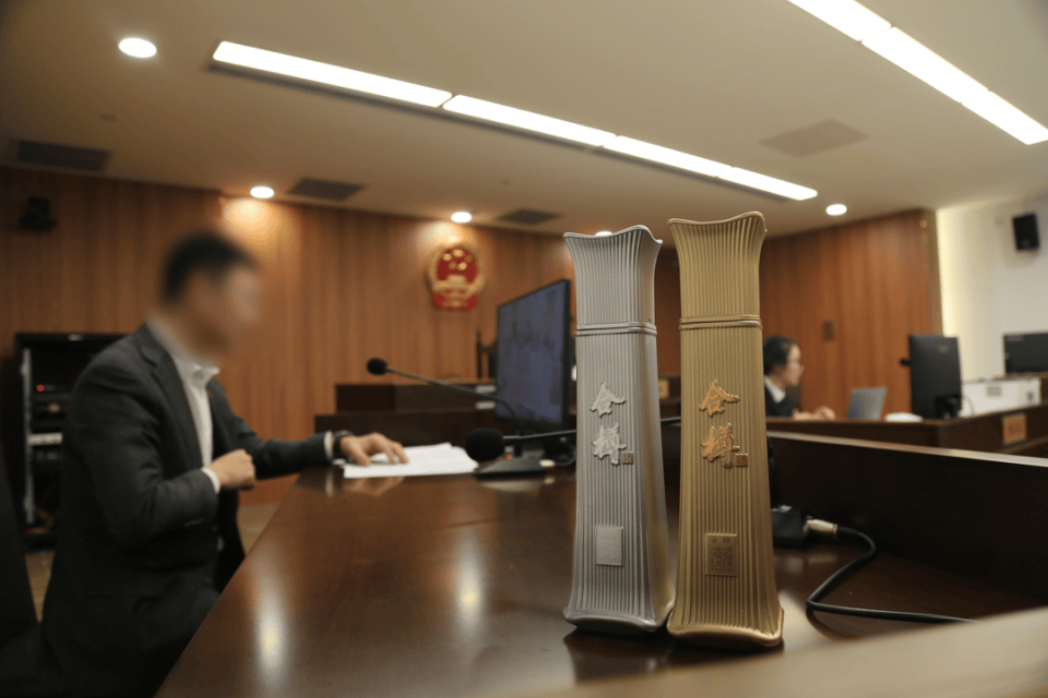 白酒瓶仿照北京第一高楼外形<strong></p>
<p>炒币亏惨</strong>,涉事公司被判赔45万!法院:侵犯建筑作品著作权