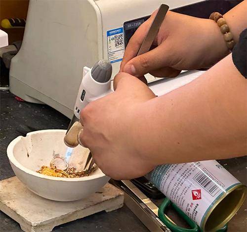 “先上车、被套住、再研究”<strong></p>
<p>炒币亏惨</strong>，年轻人喜欢加入各种买金群