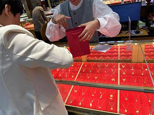 “先上车、被套住、再研究”<strong></p>
<p>炒币亏惨</strong>，年轻人喜欢加入各种买金群