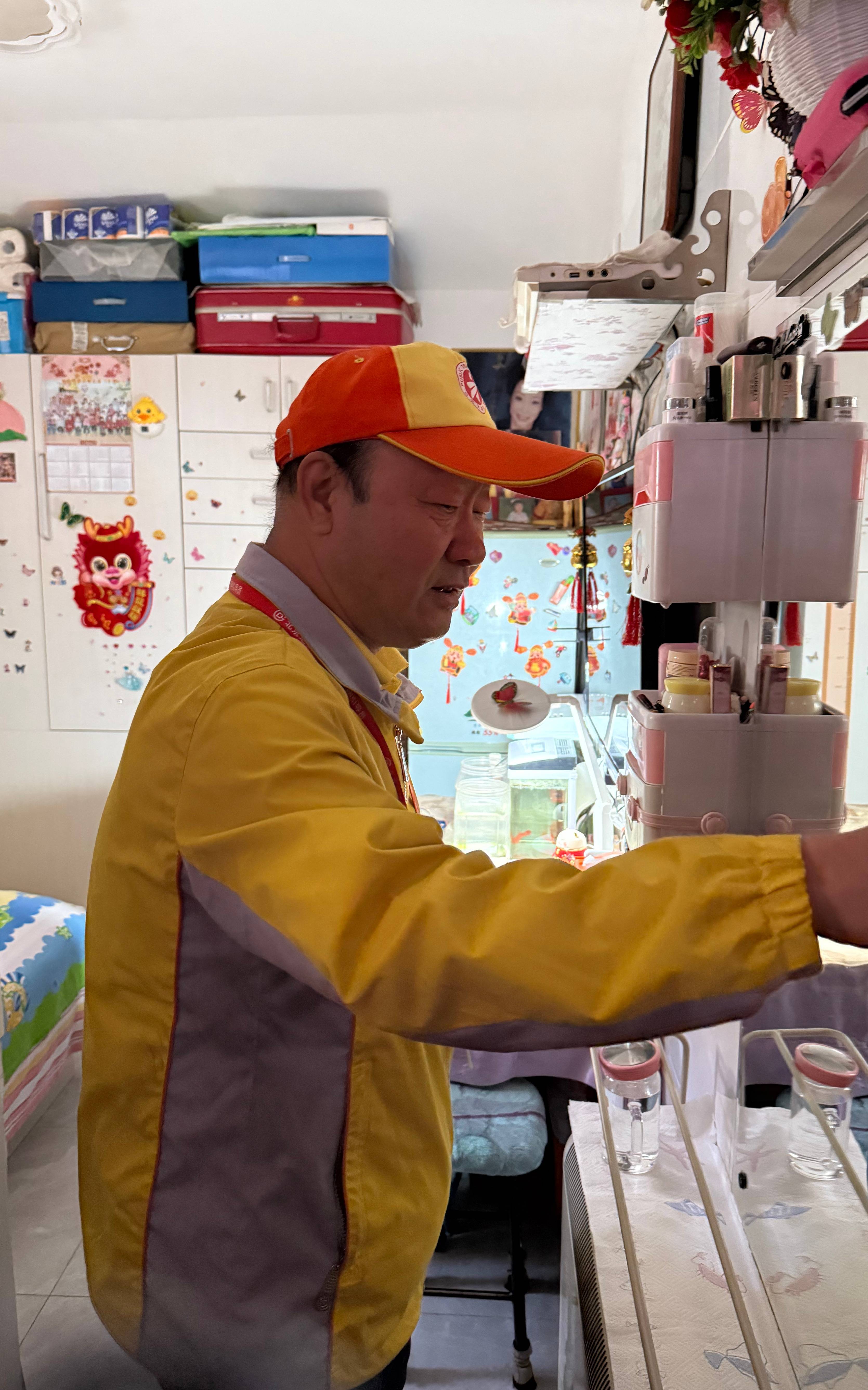 “北新桥大爷”<strong></p>
<p>弈币</strong>，向地铁乘客“发射”快乐