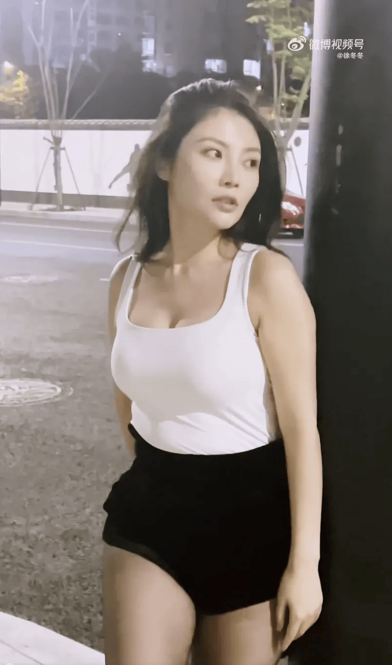 “椰树女神”徐冬冬大方晒照<strong></p>
<p>花链币</strong>，并配文：我的蝴蝶袖，很丰腴！