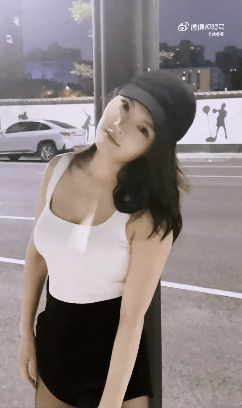 “椰树女神”徐冬冬大方晒照<strong></p>
<p>花链币</strong>，并配文：我的蝴蝶袖，很丰腴！