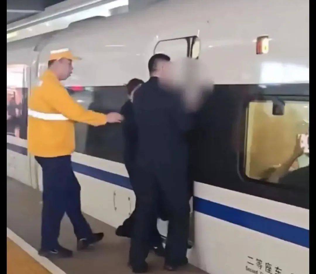 上海虹桥站有旅客扒车门？铁路上海站回应：系身体不适