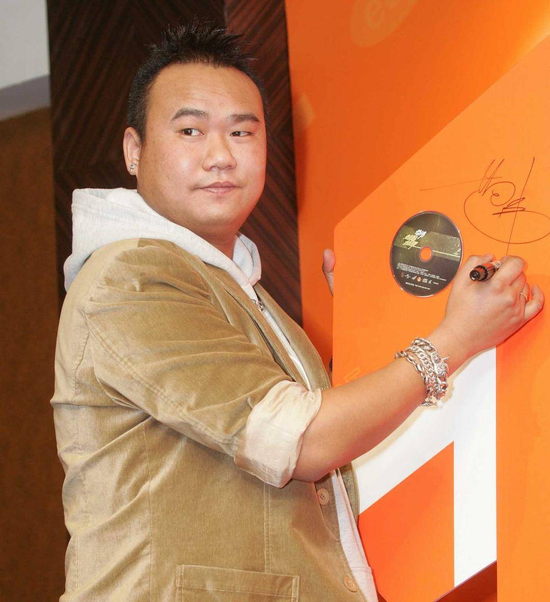 歌手苟伟去世，本挂号要去医院检查，之前因呼吸问题准备手术