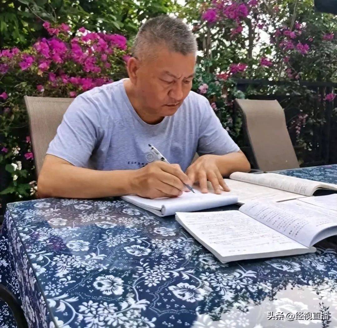 58岁梁实备战第29次高考<strong></p>
<p>炒币买卖</strong>,谈多次落榜:31岁已赚100万,也许用光前半生运气