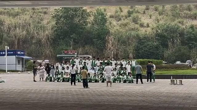 四川初三男生病重<strong></p>
<p>币价行情</strong>,全班同学带板凳赶到医院,拍下特殊的毕业照