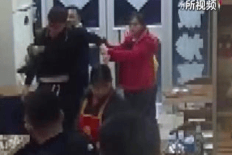 被打后还手是不是互殴<strong></p>
<p>炒币新手学习</strong>?“小案”也适用正当防卫