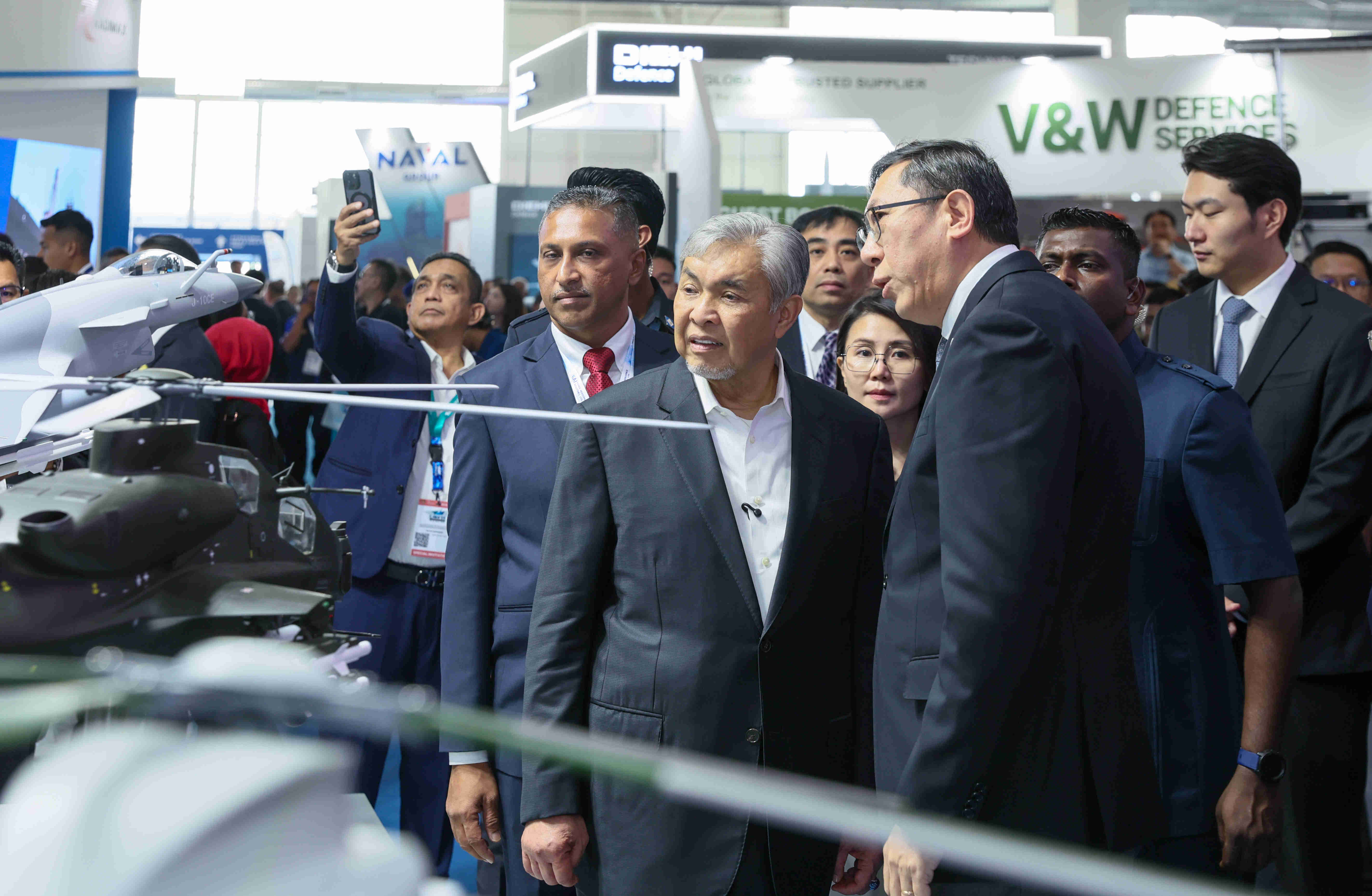 歼-10CE战机亮相兰卡威航展<strong></p>
<p>炒币新手学习</strong>,众多国外嘉宾观众拍照“打卡”