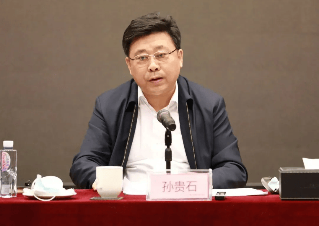 曾任唐山市委常委，孙贵石将亲戚在唐山市的房产作为专门宴请场所，多次组织领导及下属聚餐