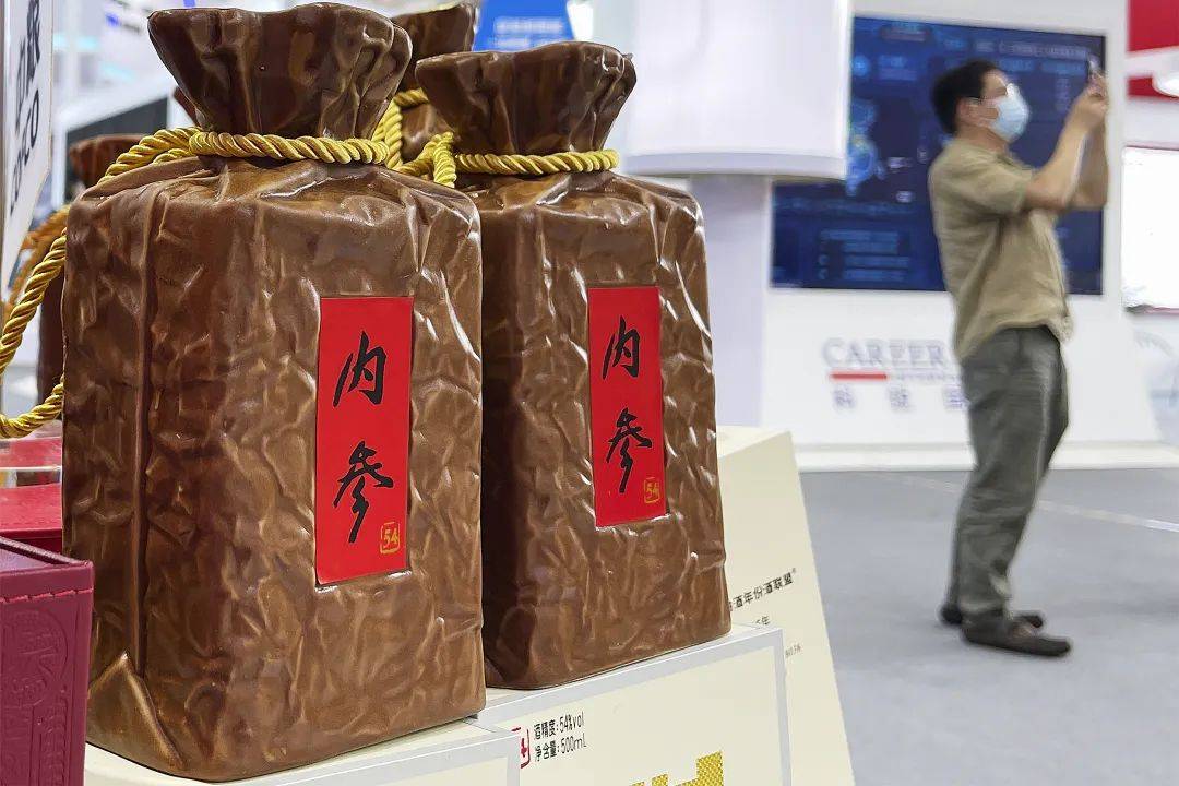 白酒三巨头<strong></p>
<p>币链江湖</strong>,集体失守千元线