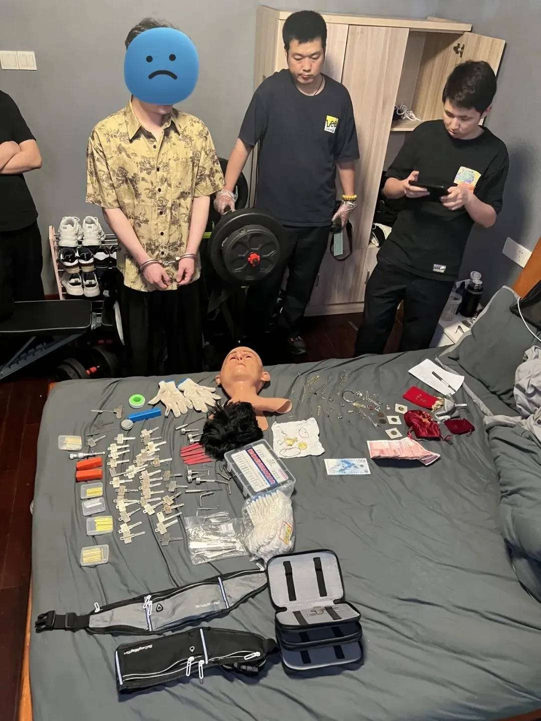 江苏一男子戴仿真“人皮”面具入室盗窃<strong></p>
<p>炒币策略</strong>，流窜多个小区作案，涉案金额达15万余元