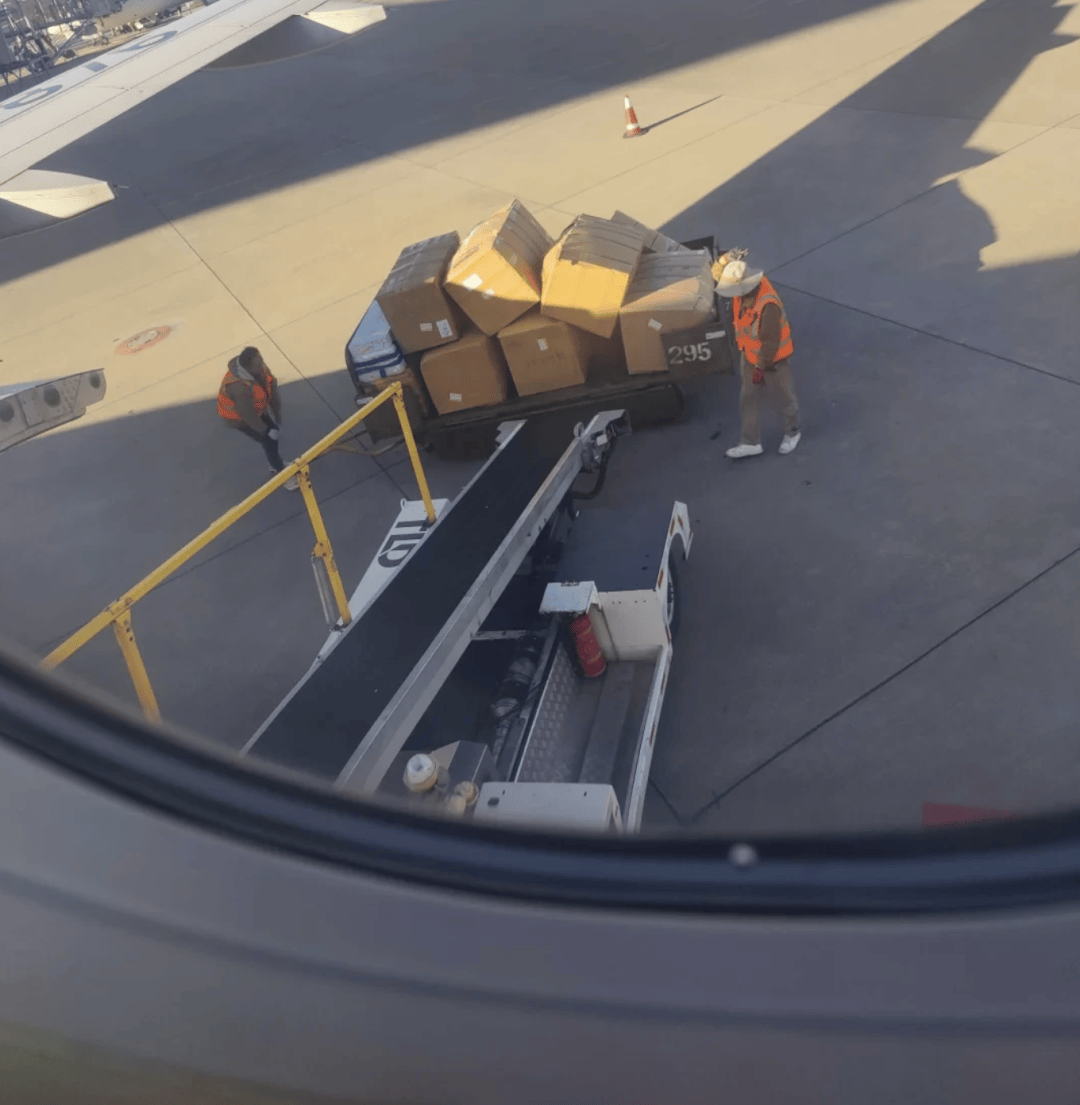 “坐飞机发现旁边放着冷链海鲜”<strong></p>
<p>炒币策略</strong>，航空公司兼职送货给出差人整破防了