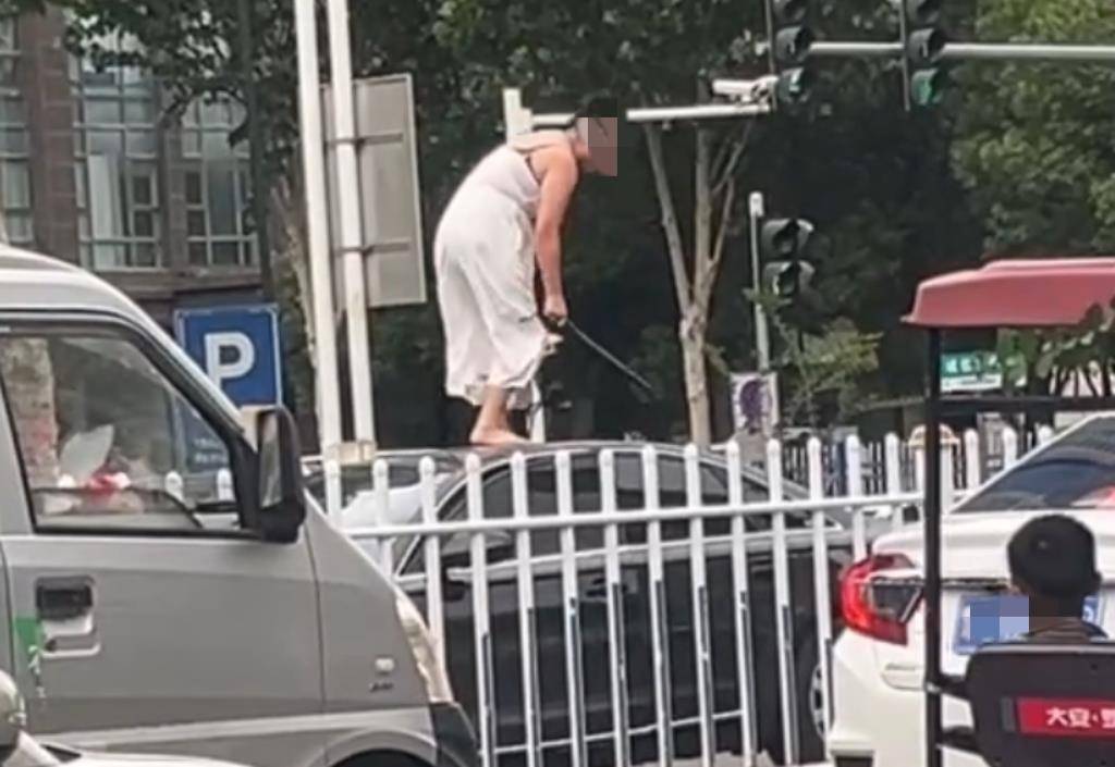 女子持械当街打砸多辆轿车<strong></p>
<p>添加提币地址</strong>,被顶在挡风玻璃上前行,当地:女子当场被控制,警方介入调查