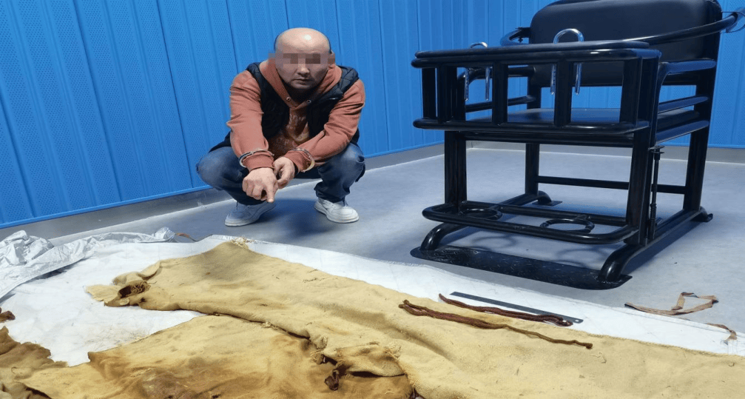 男子从干尸上扯下“裹尸布”<strong></p>
<p>炒币视频教程</strong>,保存20年后拿出来卖?