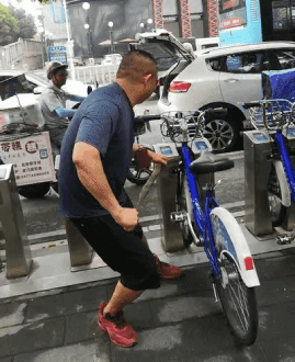 女游客疑被蛇咬伤身亡后<strong></p>
<p>炒币视频教程</strong>，博主“啊宝”讲毒蛇1天涨粉190万