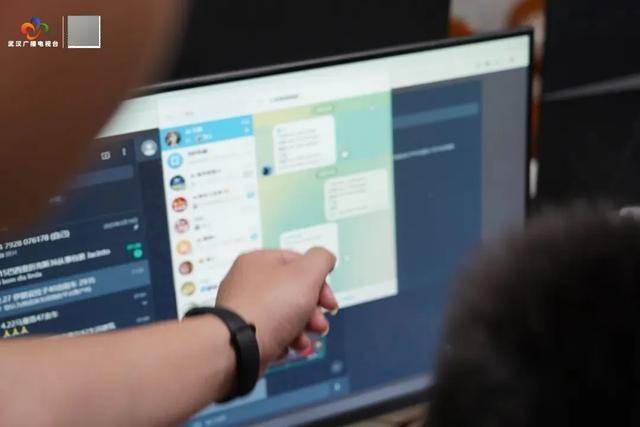 破门而入<strong></p>
<p>炒币视频教程</strong>!武汉警方一举抓获32名“白富美”