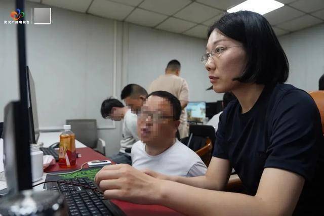 破门而入<strong></p>
<p>炒币视频教程</strong>!武汉警方一举抓获32名“白富美”