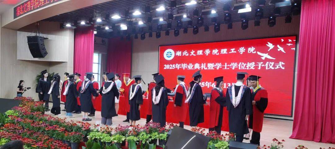 湖北一高校毕业典礼现场通报：94人不能毕业