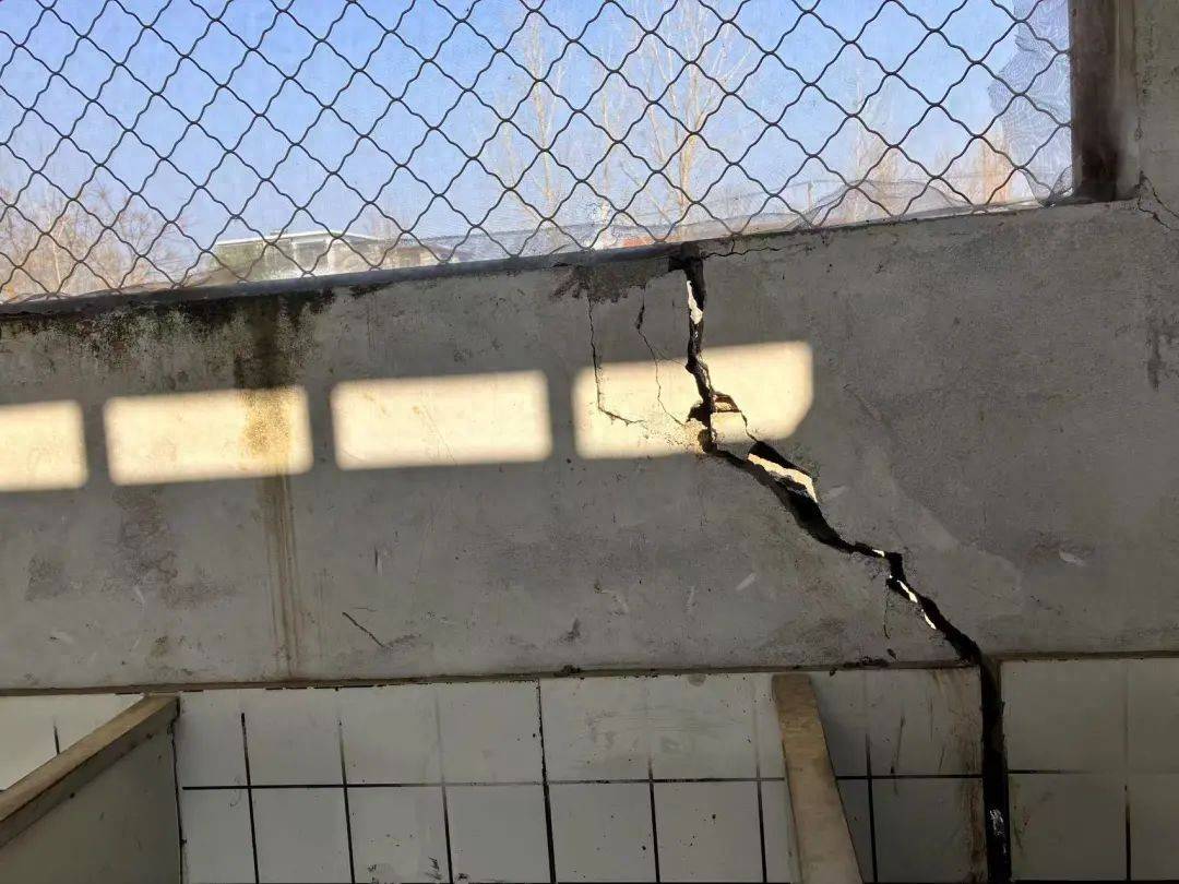 追问丨墙面开裂的农村公厕，咋又开放了？