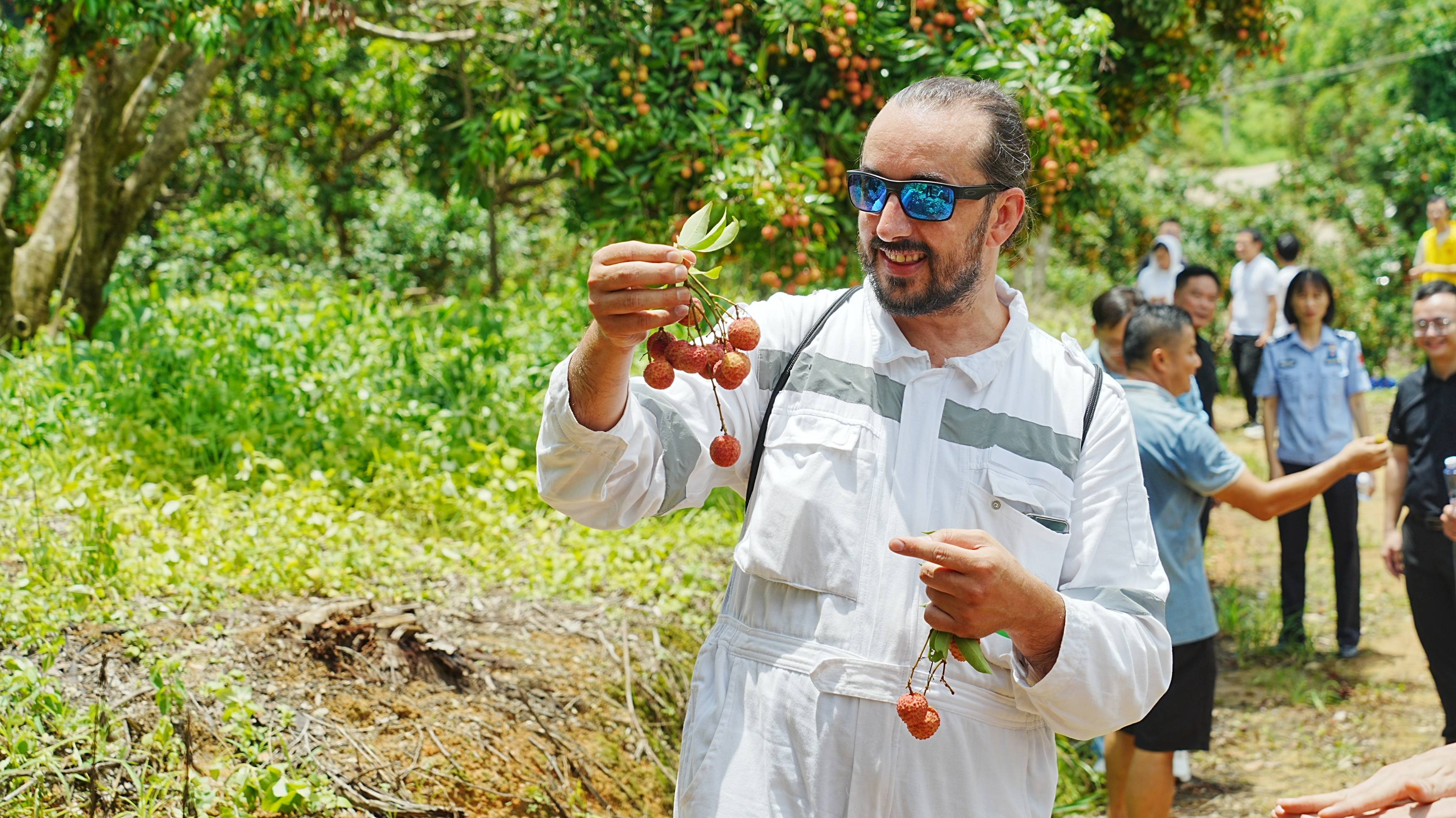 “第一次吃<strong></p>
<p>币圈波段</strong>，像吃葡萄！”外籍船员在惠州品尝荔枝