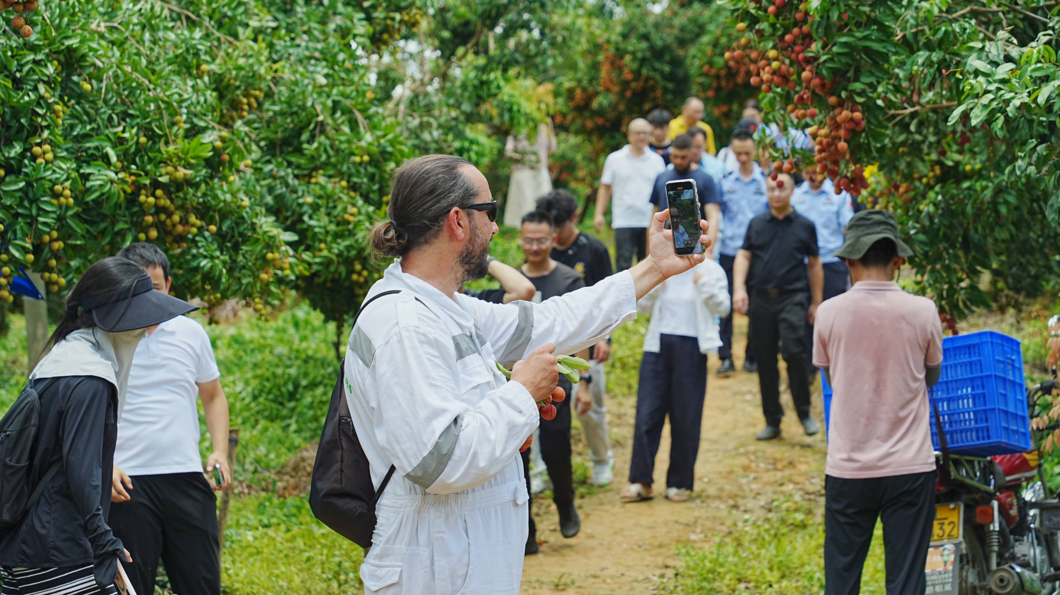“第一次吃<strong></p>
<p>币圈波段</strong>，像吃葡萄！”外籍船员在惠州品尝荔枝