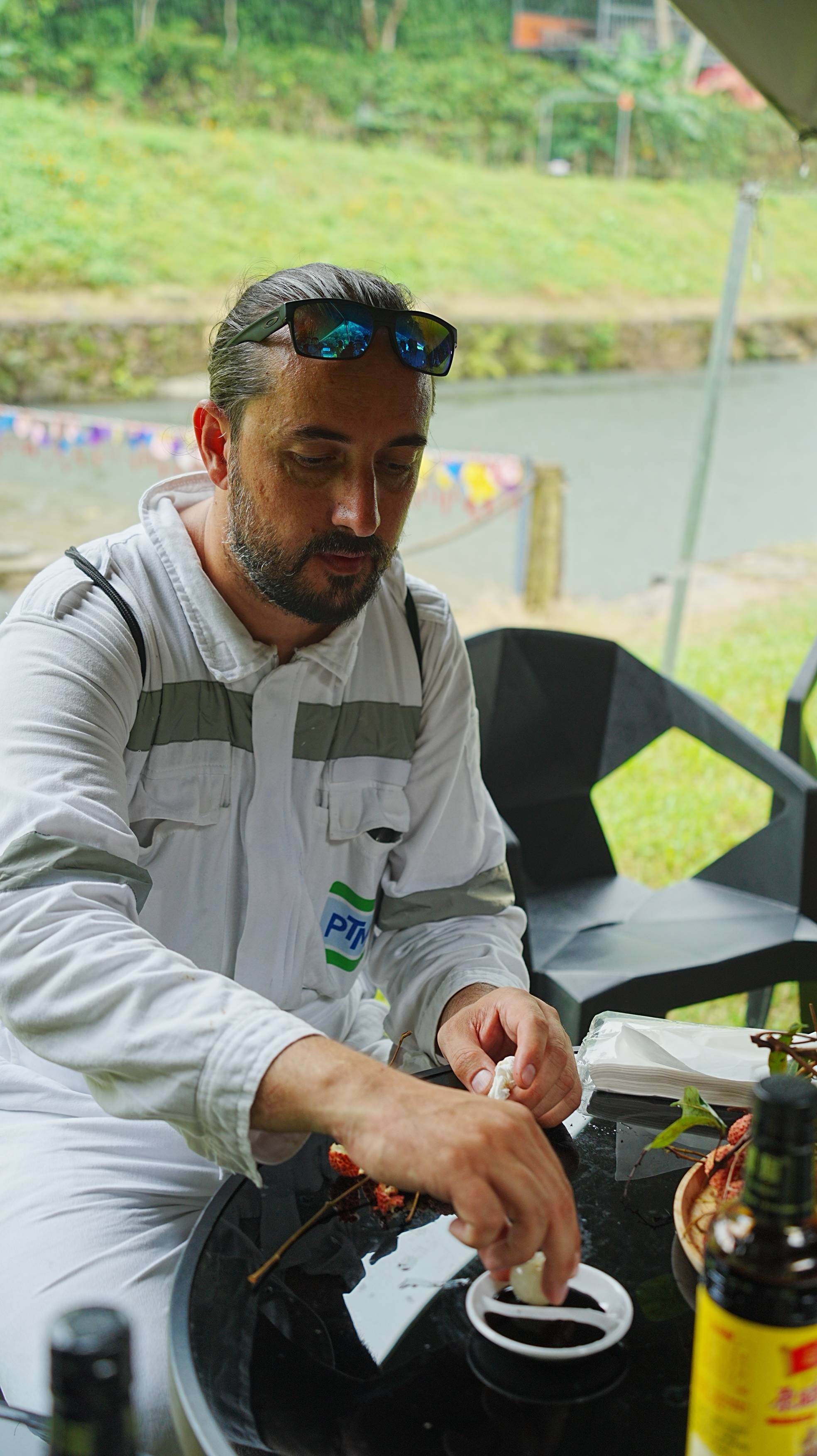 “第一次吃<strong></p>
<p>币圈波段</strong>，像吃葡萄！”外籍船员在惠州品尝荔枝