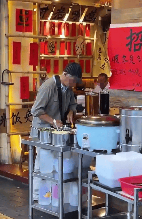 广东江门一饭店白米饭免费<strong></p>
<p>炒币说明</strong>，老人每天打一碗米饭配酱油吃，店主：只要营业，就一直提供