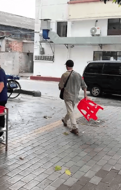 广东江门一饭店白米饭免费<strong></p>
<p>炒币说明</strong>，老人每天打一碗米饭配酱油吃，店主：只要营业，就一直提供