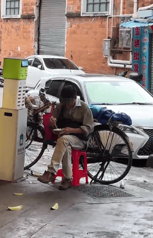 广东江门一饭店白米饭免费<strong></p>
<p>炒币说明</strong>，老人每天打一碗米饭配酱油吃，店主：只要营业，就一直提供