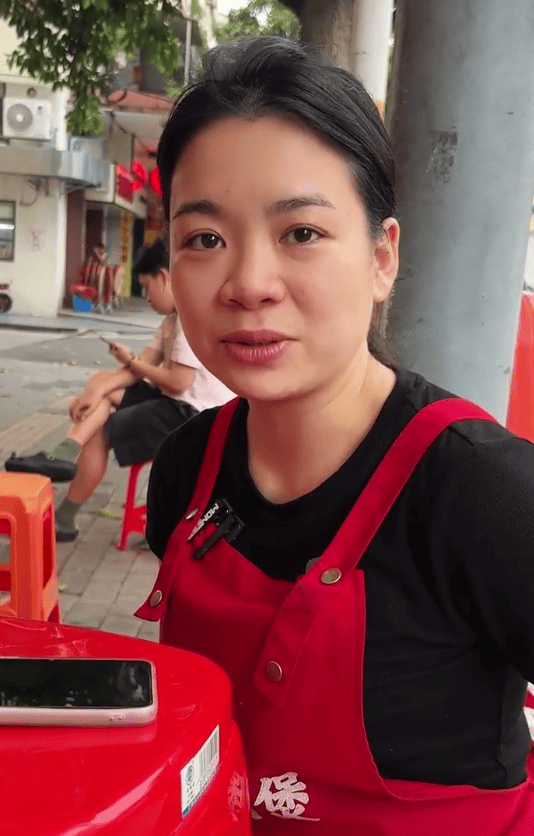 广东江门一饭店白米饭免费<strong></p>
<p>炒币说明</strong>，老人每天打一碗米饭配酱油吃，店主：只要营业，就一直提供