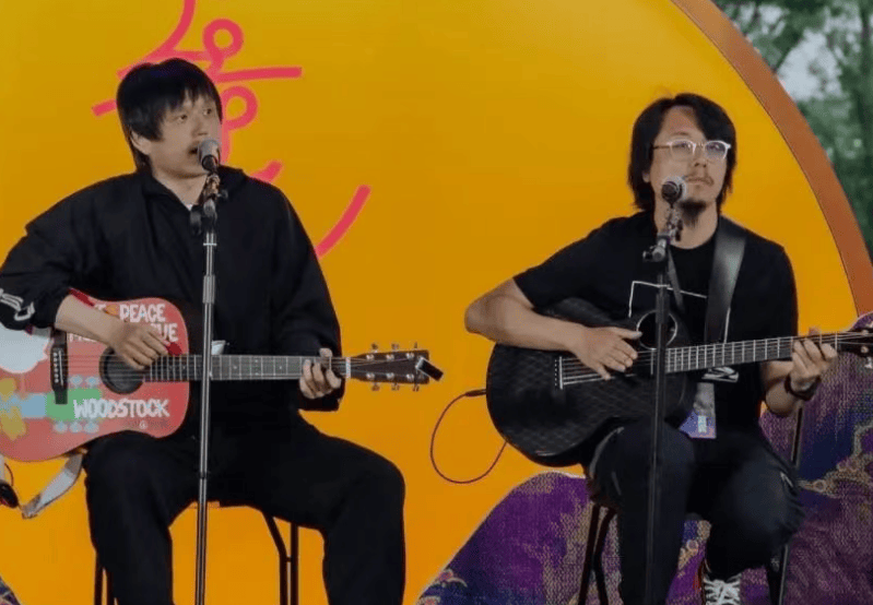 沈殿霞与郑少秋的女儿郑欣宜<strong></p>
<p>炒币说明</strong>,成为本周补位歌手!官方介绍:郑欣宜的歌声是岁月酿造的蜜糖,带着治愈的甜与成长的收获