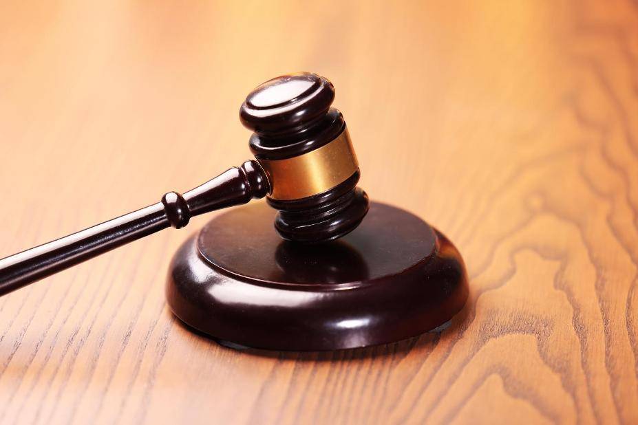 湖北一男子被财政所开除后，谎称是财政局科长结交女友骗取对方30万元，法院判了