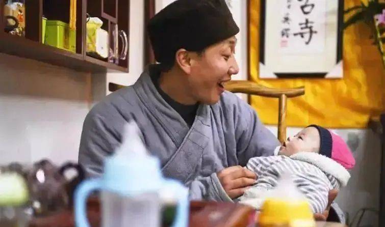 12年间救助几百名孕妇和弃婴的“和尚”道禄，因涉案被警方控制，当地回应