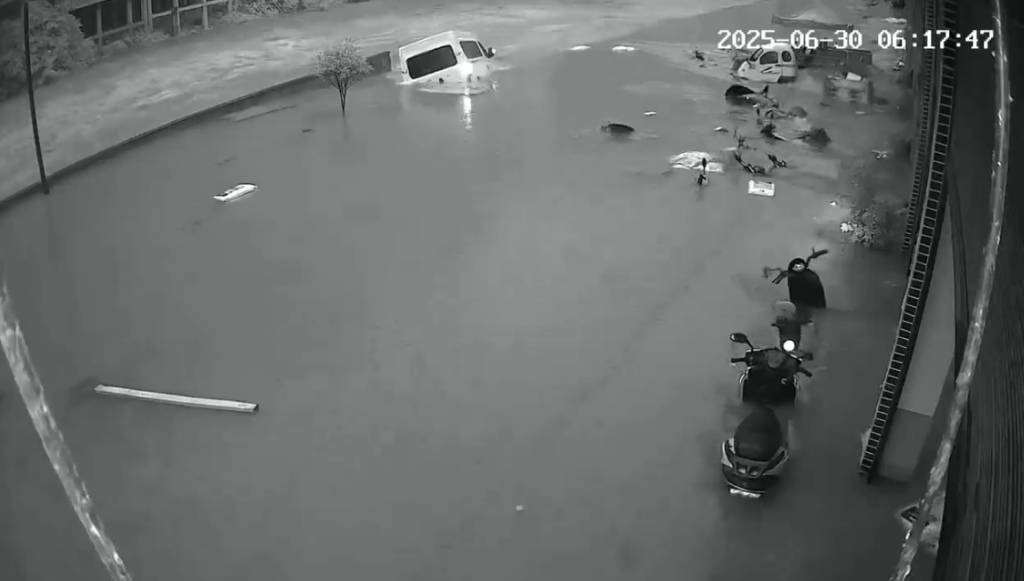 云南彝良县遭遇强降雨：有车辆被冲入河道，暂未接到伤亡报告