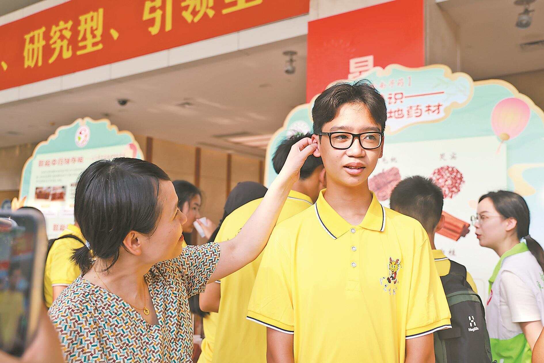 6年后<strong></p>
<p>炒华克金波段</strong>，14岁印尼男孩一眼认出当年为他治病的中医