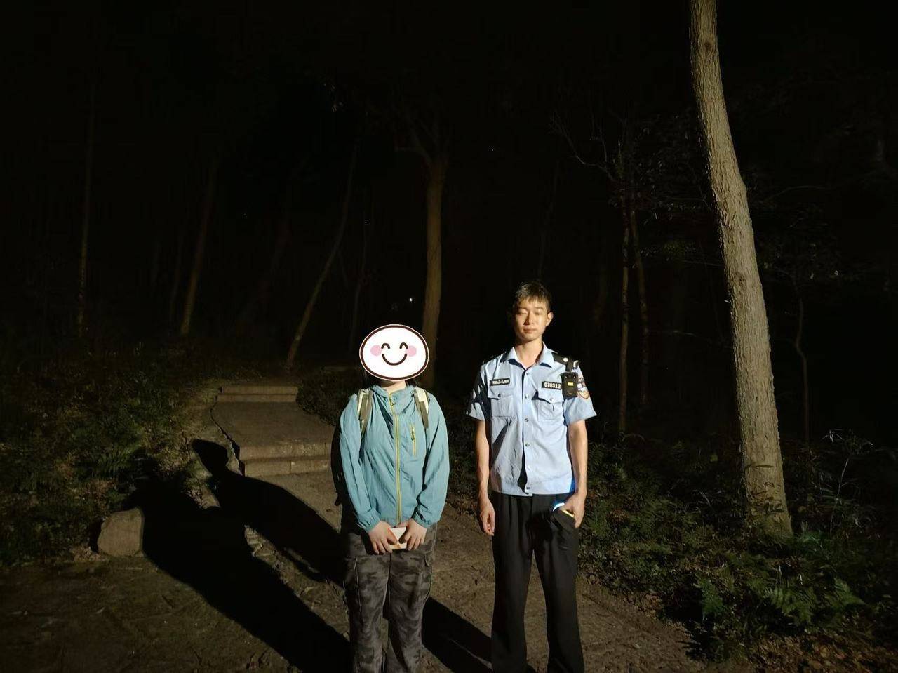 “周围全是蛇吃青蛙的声音，我怕” 高温天民警成功寻回走失女子